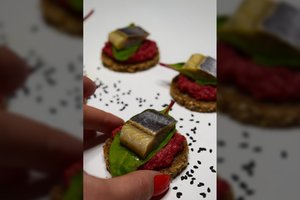 Vieno kąsnio sumuštiniai su silke – ir skanu, ir puošia stalą