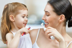 Odontologė patarė, kuris šepetėlis geriausiai šalina dantų apnašas