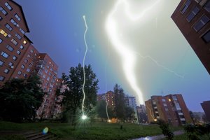 Žaibas iš tiesų trenkia dukart – ir mokslininkai jau žino, kodėl