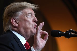 72-jų D. Trumpas sako esąs „jaunas energingas vyras“, galintis nugalėti J. Bideną