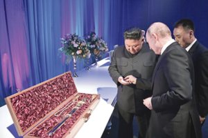 Diktatorius vėl maudėsi šlovės spinduliuose: ką slėpė lyderių šypsenos?