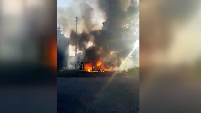 Nelaimė Šilutės rajone: jauna mergina sukėlė avariją, automobilis visiškai sudegė