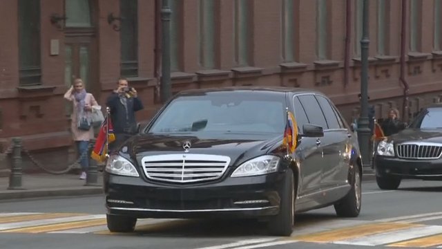 „Mercedes“ neigia, kad Šiaurės Korėjos lyderiui pardavė draudžiamus limuzinus