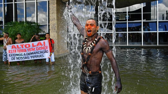 Brazilijos prezidentas siekia atimti indėnų teritorijas: gentys kenkia ekonomikai