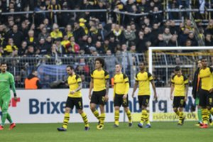„Borussia“ išvydo dvi raudonas korteles ir suklupo kovoje dėl titulo