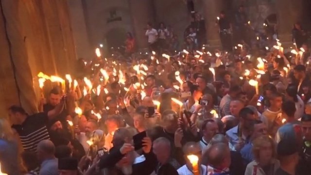Prieš ortodoksų Velykas Jeruzalėje įžiebta šventoji ugnis