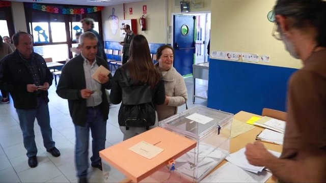 Ispanai žengia prie balsadėžių – tai jau treti rinkimai, per keturis metus