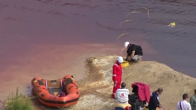 Raudonasis ežeras slėpė kruviną paslaptį: dugne rasti du lagaminai su kūnais