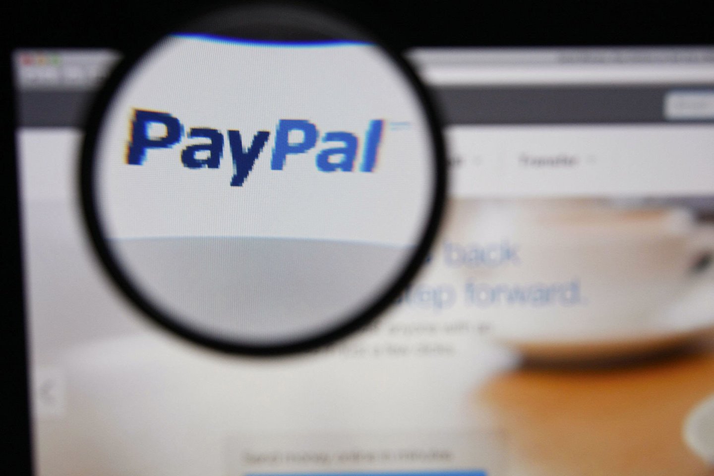 Mokėjimus bus galima vykdyti iš „PayPal“ mobiliosios aplikacijos arba tinklalapio – nemokamai siųsti eurus draugams ir šeimai ES viduje, pasirenkant norimą finansavimo šaltinį – „PayPal“ paskyros likutį, su paskyra susietą banko kortelę ar banko sąskaitą.<br>123rf.com nuotr.