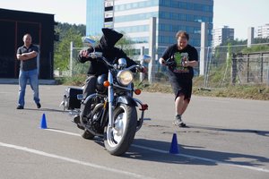 Motociklininko pasirodymas atėmė žadą – egzaminą išlaikė užrištomis akimis