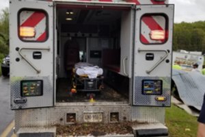 Greitosios pagalbos automobilį kelyje prarijo tornadas: išgyvenę paramedikai dėkojo Dievui