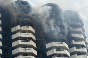 Filipinuose užsidegė 21 aukštų daugiabutis: su ugnimi kovojo daugiau nei 100 ugniagesių automobilių