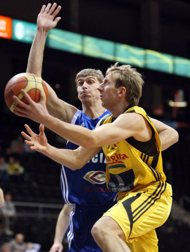 Paskutinį kartą R.Čepanonis (kairėje) LKL rungtyniavo 2010-2011 metų sezone, kuomet gynė Panevėžio „Techaso“ ekipos spalvas<br> G.Šiupario nuotr.