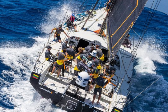 Pavėlavo į startą, tačiau iškovojo trečiąją vietą – „Ambersail 2“ Antigvos buriavimo savaitę pradėjo su nuotykiais