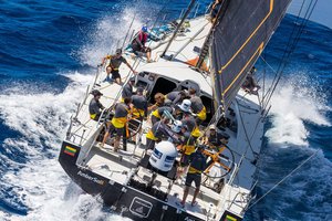 Pavėlavo į startą, tačiau iškovojo trečiąją vietą – „Ambersail 2“ Antigvos buriavimo savaitę pradėjo su nuotykiais