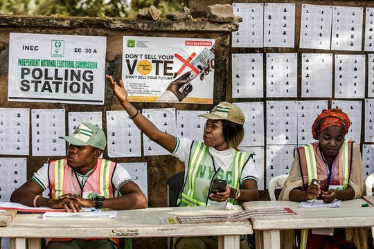 Indonezijoje skaičiuodami rinkimų rezultatus mirė daugiau kaip 300 žmonių