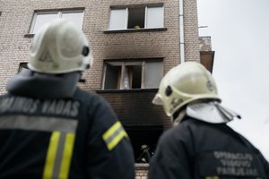 Kilus gaisrui daugiabutyje Žiežmariuose evakuotas vyras su dviem šunimis, išgelbėti triušis ir katinas