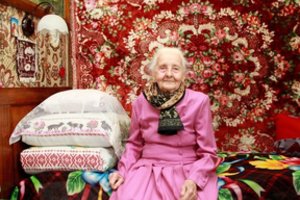 Kukli ilgaamžė ir šiandien pasipuošia savo jaunystės suknia