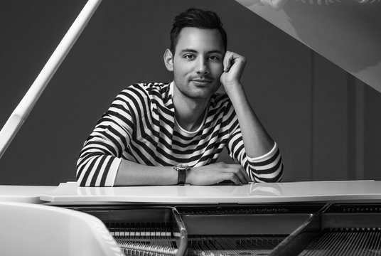 Vasarą vieninteliam koncertui Lietuvoje grįžta fortepijono virtuozas Peteris Bence’as