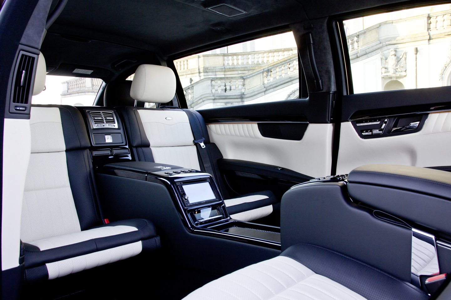  Šarvuotas „Mercedes-Benz S600 Pullman Guard“ limuzinas (2008-2013 m.).<br> Gamintojo nuotr.