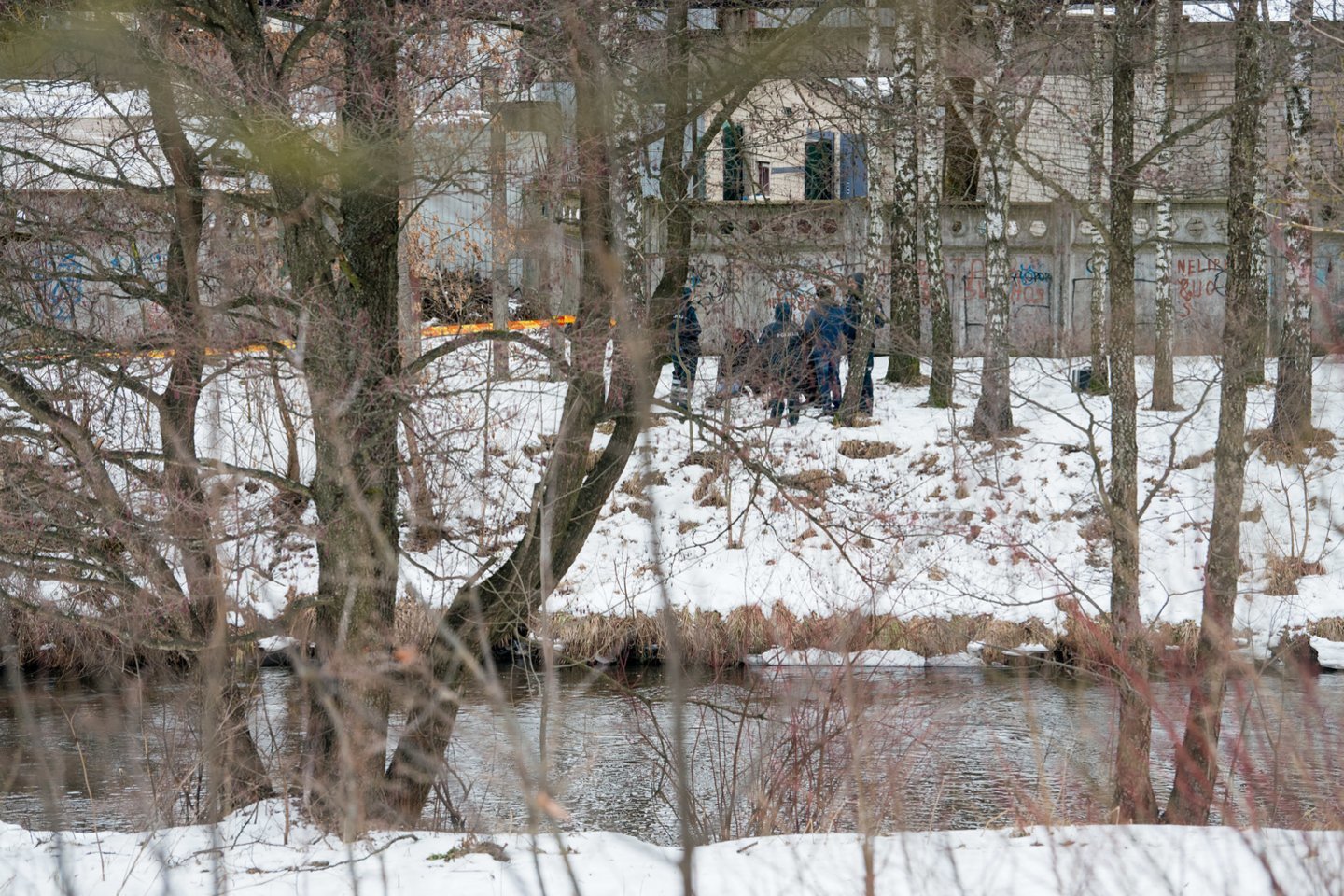  Nužudytos 17-metės palaikai rasti Vilnios upėje greta Naujosios Vilnios.<br> J.Stacevičiaus nuotr.
