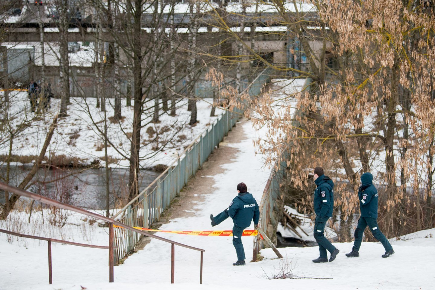  Nužudytos 17-metės palaikai rasti Vilnios upėje greta Naujosios Vilnios.<br> J.Stacevičiaus nuotr.