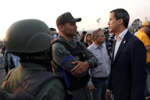 Prie Karakaso oro bazės, kur lankėsi J. Guaido, girdimi šūviai