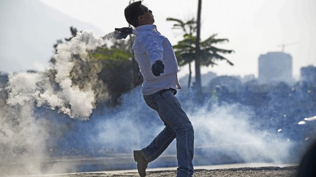 Venesuelos vyriausybė skelbia malšinanti opozicijos maištą prieš valdžią