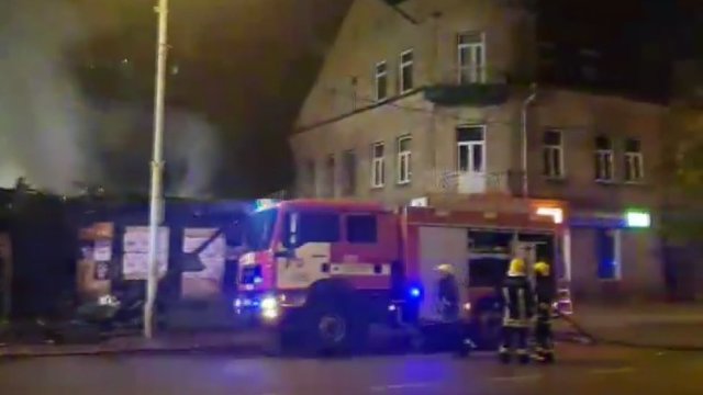 Vaizdai iš įvykio vietos: Vilniaus Kalvarijų gatvėje užsiliepsnojo namas