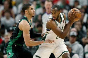 Fantastiškas spurtas ir taiklūs tritaškiai: ,,Bucks" išlygino Rytų konferencijos pusfinalio rezultatą