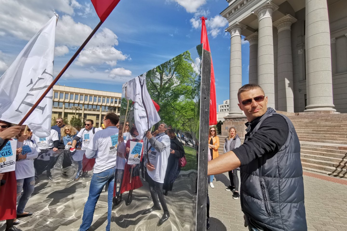 Keli šimtai žmonių Vilniuje reikalauja lygių teisių.<br>R.Danisevičiaus nuotr.