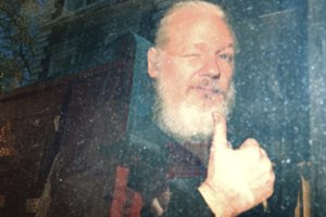 J. Assange'ui paskirta pirmoji bausmė: kalėjime praleis 50 savaičių