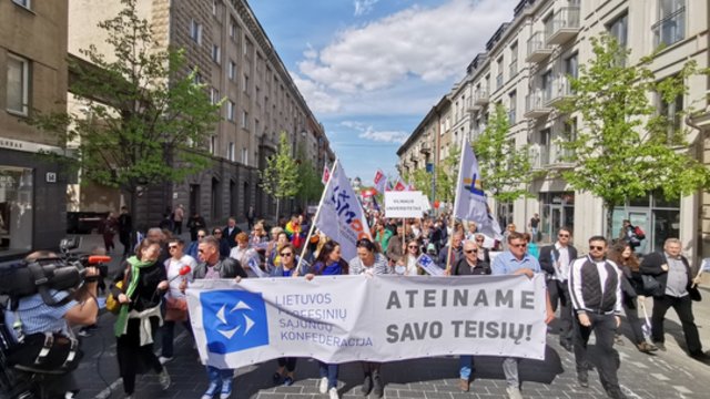 Lietuviai mini darbo dieną: šimtai gyventojų reikalauja pinigų ir pagarbos