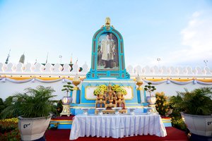 Tailando karalius artėjant karūnavimo ceremonijai savo konsortę paskelbė karaliene