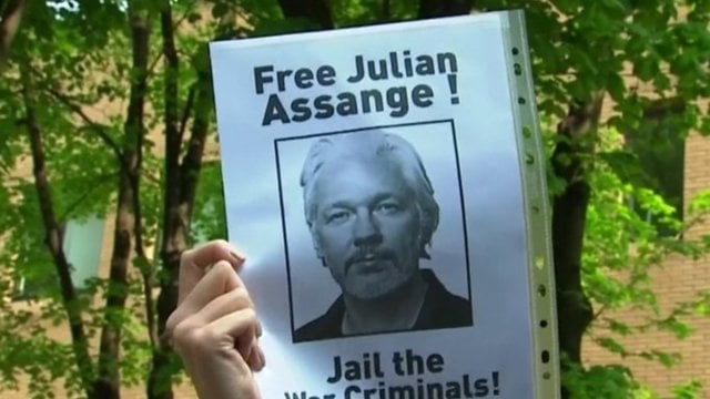 „Wikileaks“ įkūrėjui paskirta pirmoji bausmė: kalėjime praleis 50 savaičių