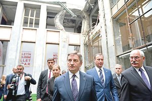 Lenkiją purto paslaptingas sekso skandalas: Seimo pirmininką sugundė nepilnametė prostitutė?