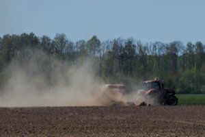 Žemdirbiai dairosi į dangų – dar taip nebuvo, kad pirma laistai, o tik tada sėji