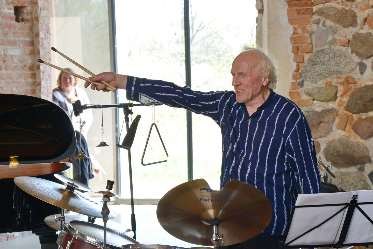 Džiazo muzikantai V.Tarasovas (nuotr.) ir V.Čekasinas grojo Paliesiaus dvare.<br> A.Jakšto nuotr.
