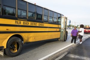 Floridos įstatymų leidėjai priėmė įstatymą, leidžiantį mokytojams turėti ginklų