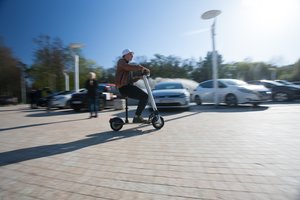 Elektromobilių lenktynių finiše – paspirtukų varžybos