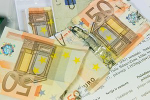 Klaipėdoje sukčius už telefoną atsiskaitė netikrais banknotais