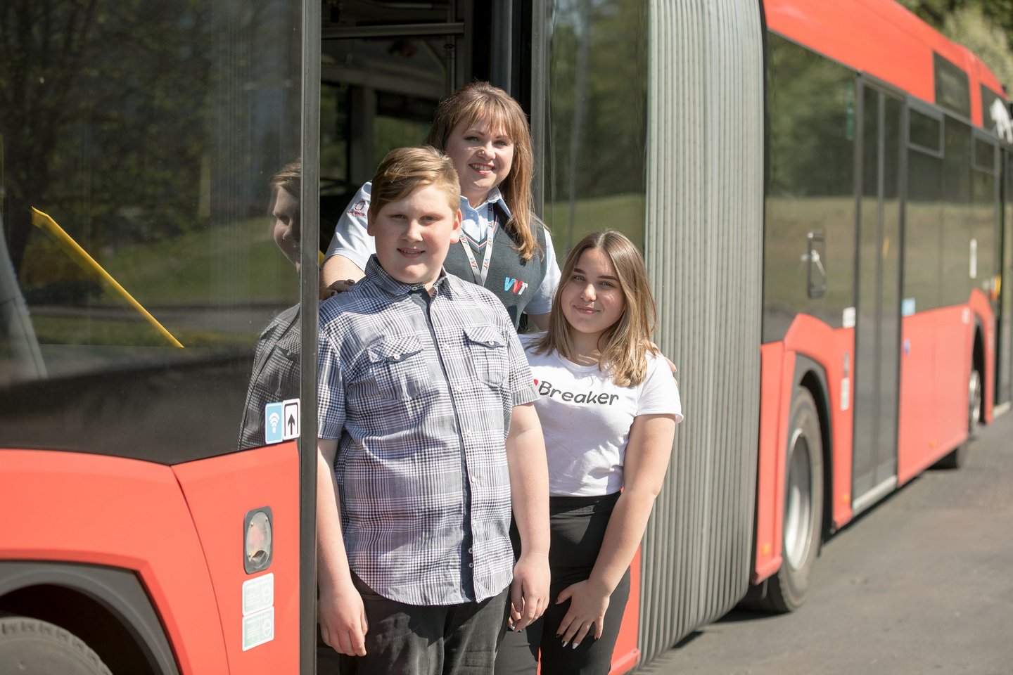 Ketvirtus metus autobusą vairuojanti Jelena Staniulienė džiaugiasi vaikų palaikymu.<br> Organizatorių nuotr.
