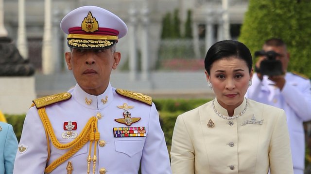 Pasaulį nustebino netikėta žinia: Tailando karalius vedė savo apsaugininkę