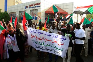 Sudano sostinėje su kariuomene nesutariantys protestuotojai rengia masinę demonstraciją