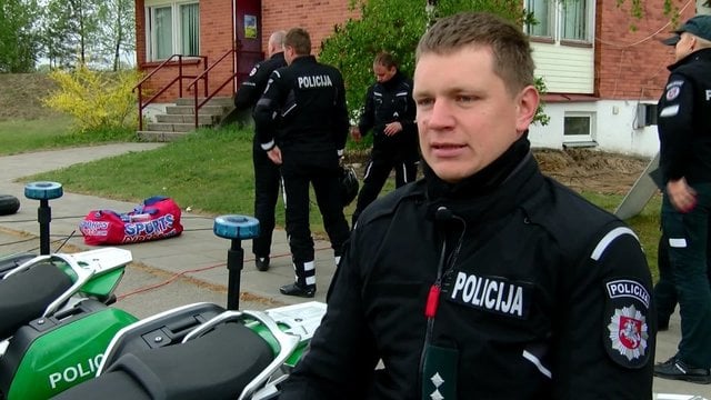 Policijos motociklams – posūkių išbandymas lenktynių metu