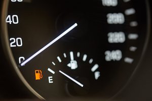 Atskleidė, kurie modeliai užsidegus degalų lemputei nuvažiuoja toliausiai, o kurie – mažiausiai