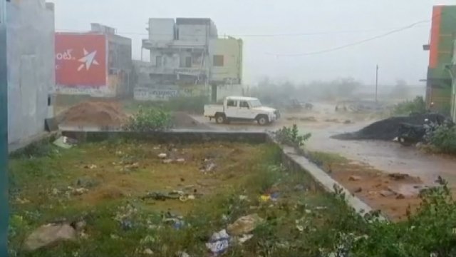 Dėl galingo ciklono tūkstančiai priversti palikti namus