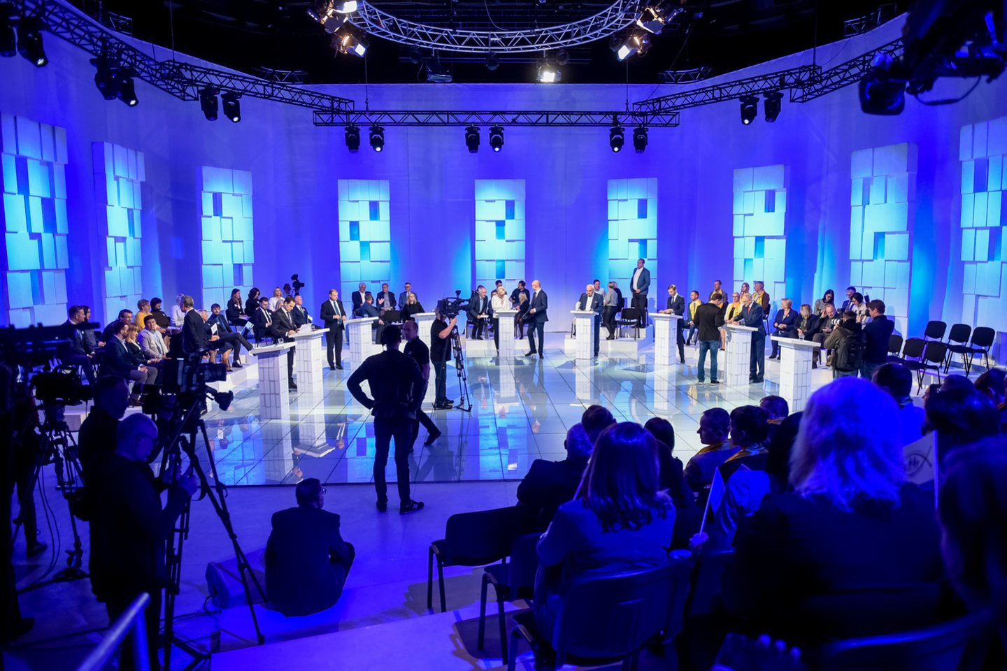  Ketvirtadienio debatuose susitiko 8 kandidatai į prezidentus iš 9. <br> D.Umbraso nuotr. 