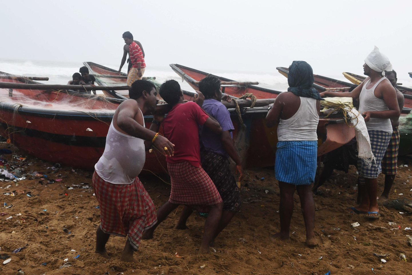  Rytų Indiją penktadienį pasiekė itin galingas atogrąžų ciklonas „Fani“, pranešė šalies meteorologijos departamentas (IMD).<br> AFP/Scanpix nuotr.