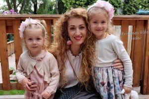 Pasipuošusios šilko gėlių lankeliais Gintarės Slausgalvienės dukros – lyg mažosios princesės